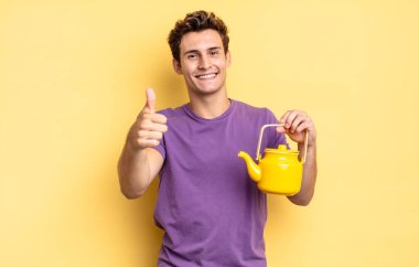 Gururlu, tasasız, kendine güvenen ve mutlu, olumlu gülümseyen. çaydanlık konsepti