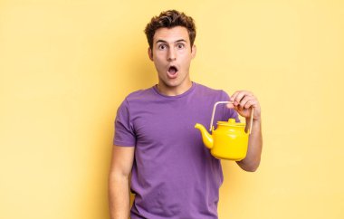 Şok olmuş ya da şaşırmış görünüyor, ağzı açık bir şekilde 