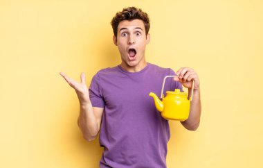 Mutlu, heyecanlı, şaşırmış ya da şok olmuş, gülümseyen ve inanılmaz bir şeye şaşırmış hissediyorum. çaydanlık konsepti