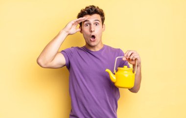 Mutlu, şaşkın ve şaşırmış görünüyor, gülümsüyor ve inanılmaz ve inanılmaz iyi haberleri fark ediyor. çaydanlık konsepti