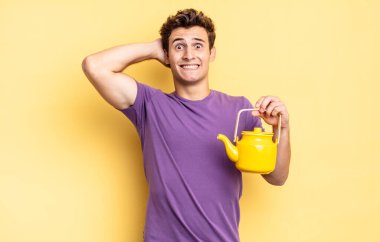 Stresli, endişeli, endişeli ya da korkmuş hissediyorum. Elleri başımda, hata yaptığımda panikliyorum. çaydanlık konsepti