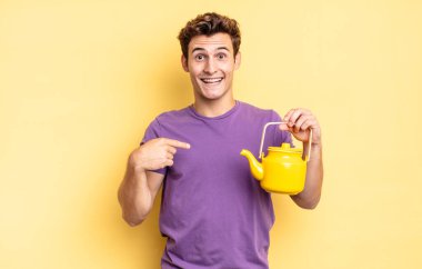 Mutlu, şaşkın ve gururlu hissediyorum. Heyecanlı ve şaşkın bir bakışla kendimi işaret ediyorum. çaydanlık konsepti