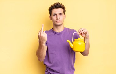 Öfkeli, sinirli, asi ve agresif hissederek, orta parmağını sallayarak, karşılık vererek. çaydanlık konsepti