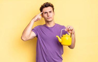 Kafan karışık ve şaşkın hissediyorsun. Deli, deli ya da aklını kaçırmış olduğunu gösteriyorsun. çaydanlık konsepti