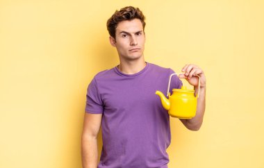 Üzgün, üzgün ya da kızgın hissediyorum ve olumsuz bir tavır takınıp, anlaşmazlık içinde somurtuyorum. çaydanlık konsepti