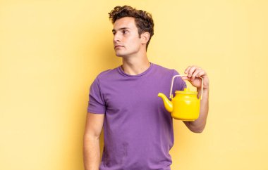 Profil görünümünde uzayı kopyalamak, düşünmek, hayal etmek ya da hayal kurmak. çaydanlık konsepti