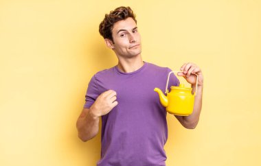 Kibirli, başarılı, pozitif ve gururlu görünüyor, kendini işaret ediyor. çaydanlık konsepti