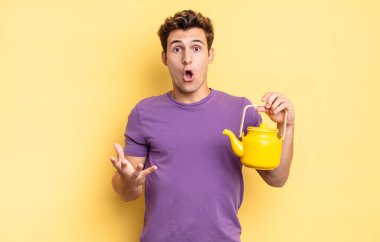 Açık sözlü ve şaşırmış, şok olmuş ve inanılmaz bir sürprizle şaşkına dönmüş. çaydanlık konsepti