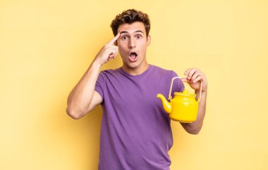 Şaşırmış, ağzı açık, şok olmuş, yeni bir düşünce, fikir ya da konseptin farkına varıyor. çaydanlık konsepti