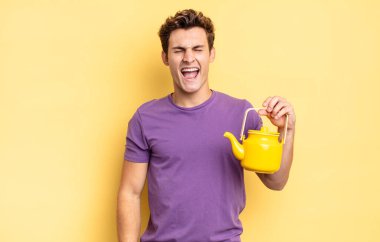 Saldırgan bir şekilde bağırmak, çok kızgın, sinirli, öfkeli ya da sinirli görünmek, hayır diye bağırmak. çaydanlık konsepti