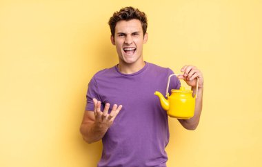 Kızgın, sinirli ve hayal kırıklığına uğramış görünüyorsun. Ne ya da neyin var diye bağırıyorsun. çaydanlık konsepti 