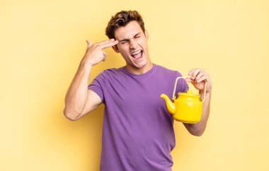 Mutsuz ve stresli görünüyor, intihar jesti elle silah işareti yapıyor, kafasını işaret ediyor. çaydanlık konsepti