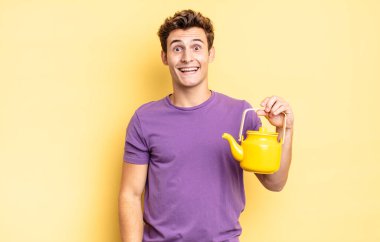 Mutlu ve hoş bir şekilde şaşırmış görünüyor, büyülenmiş ve şok olmuş bir ifadeyle heyecanlanıyor. çaydanlık konsepti