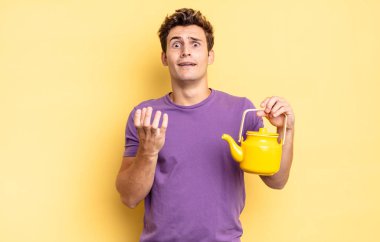 Umutsuz ve hayal kırıklığına uğramış, stresli, mutsuz, sinirli, bağıran ve çığlık atan biri. çaydanlık konsepti