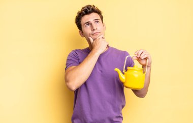 Düşünüyorum, kuşkulanıyorum ve kafam karışık, farklı seçeneklerim var, hangi kararı vereceğimi merak ediyorum. çaydanlık konsepti