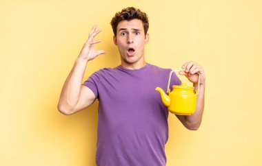 Eller havada bağırmak, öfkeli, sinirli, stresli ve üzgün hissetmek. çaydanlık konsepti