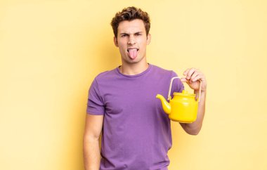 Tiksindim ve rahatsız oldum, dilimi dışarı çıkardım, iğrenç ve iğrenç bir şeyden hoşlanmadım. çaydanlık konsepti