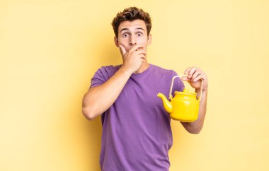 Şok olmuş, şaşırmış bir ifadeyle ağzı kapalı, sır saklayan ya da 