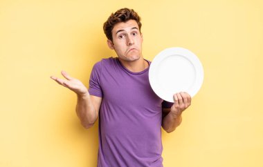 Kafası karışmış, kafası karışmış, şüpheci, farklı seçenekleri tartıyor ya da komik ifadelerle seçiyor. boş tabak kavramı