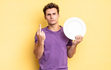 Öfkeli, sinirli, asi ve agresif hissederek, orta parmağını sallayarak, karşılık vererek. boş tabak kavramı