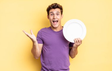 Mutlu, heyecanlı, şaşırmış ya da şok olmuş, gülümseyen ve inanılmaz bir şeye şaşırmış hissediyorum. boş tabak kavramı