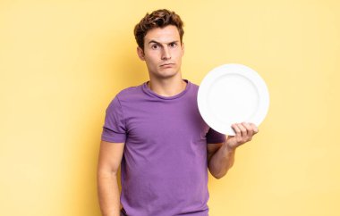 Üzgün, üzgün ya da kızgın hissediyorum ve olumsuz bir tavır takınıp, anlaşmazlık içinde somurtuyorum. boş tabak kavramı