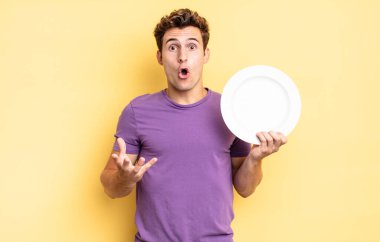 Açık sözlü ve şaşırmış, şok olmuş ve inanılmaz bir sürprizle şaşkına dönmüş. boş tabak kavramı