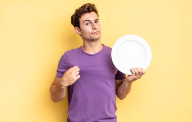 Kibirli, başarılı, pozitif ve gururlu görünüyor, kendini işaret ediyor. boş tabak kavramı