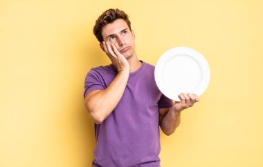 Sıkıldım, hayal kırıklığına uğradım ve uykum geldi. Yorucu, sıkıcı ve can sıkıcı bir işten sonra, el ele tutuşarak. boş tabak kavramı