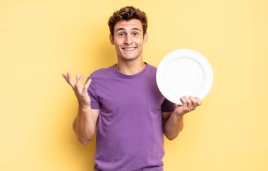 Mutlu, şaşkın ve neşeli hissetmek, olumlu bir tavırla gülümsemek, bir çözüm ya da fikri gerçekleştirmek. boş tabak kavramı