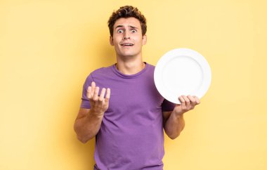 Umutsuz ve hayal kırıklığına uğramış, stresli, mutsuz, sinirli, bağıran ve çığlık atan biri. boş tabak kavramı