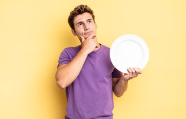 Düşünüyorum, kuşkulanıyorum ve kafam karışık, farklı seçeneklerim var, hangi kararı vereceğimi merak ediyorum. boş tabak kavramı