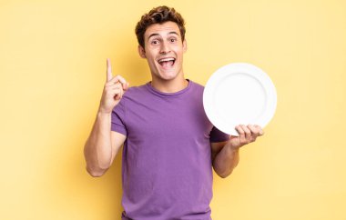 Bir fikri fark ettikten sonra mutlu ve heyecanlı bir dahi gibi hissetmek, neşeli bir şekilde parmak kaldırmak, eureka! boş tabak kavramı