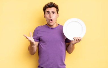 Son derece şok olmuş ve şaşırmış, endişeli ve paniklemiş hissediyorum, stresli ve dehşete düşmüş bir bakışla. boş tabak kavramı