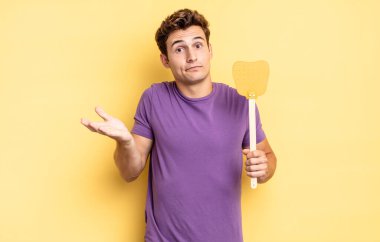 Kafası karışmış, kafası karışmış, şüpheci, farklı seçenekleri tartıyor ya da komik ifadelerle seçiyor. Öldürme konsepti