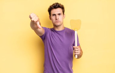 Kızgın, sinirli, hayal kırıklığına uğramış ya da hoşnutsuz, ciddi bir bakışla başparmaklarını aşağı gösteren. Öldürme konsepti