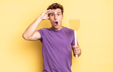 Mutlu, şaşkın ve şaşırmış görünüyor, gülümsüyor ve inanılmaz ve inanılmaz iyi haberleri fark ediyor. Öldürme konsepti