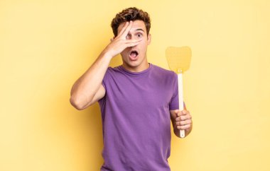 Şok olmuş, korkmuş ya da dehşete düşmüş gibi, yüzünüzü ellerinizle kapayıp parmaklarınızın arasına bakıyorsunuz. Öldürme konsepti