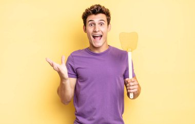 Mutlu, heyecanlı, şaşırmış ya da şok olmuş, gülümseyen ve inanılmaz bir şeye şaşırmış hissediyorum. Öldürme konsepti