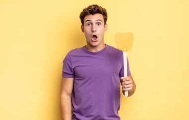 Şok olmuş ya da şaşırmış görünüyor, ağzı açık bir şekilde 