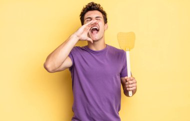 Mutlu, heyecanlı ve pozitifim. Ellerim ağzımın yanındayken bağırıp çağırıyorum. Öldürme konsepti