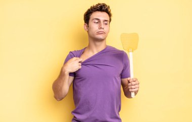 Stresli, endişeli, yorgun ve hayal kırıklığına uğramış, gömleğini çekmiş, sorunlu görünüyor. Öldürme konsepti