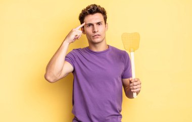 Kafan karışık ve şaşkın hissediyorsun. Deli, deli ya da aklını kaçırmış olduğunu gösteriyorsun. Öldürme konsepti