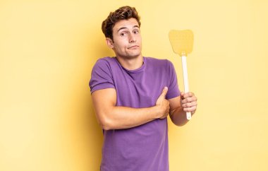 Omuz silkme, şaşkın ve kararsız hissetme, kolları çapraz ve şaşkın bakışlarla şüpheye düşme. Öldürme konsepti