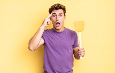 Şaşırmış, ağzı açık, şok olmuş, yeni bir düşünce, fikir ya da konseptin farkına varıyor. Öldürme konsepti