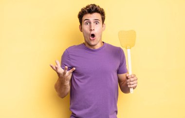 Açık sözlü ve şaşırmış, şok olmuş ve inanılmaz bir sürprizle şaşkına dönmüş. Öldürme konsepti