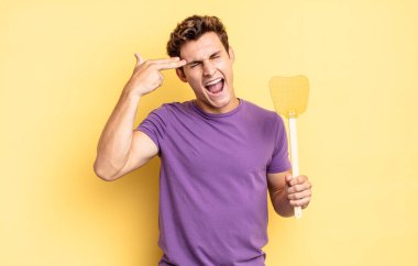 Mutsuz ve stresli görünüyor, intihar jesti elle silah işareti yapıyor, kafasını işaret ediyor. Öldürme konsepti