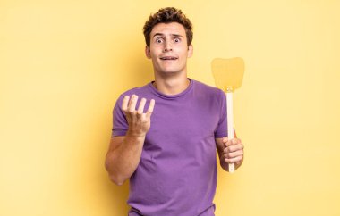 Umutsuz ve hayal kırıklığına uğramış, stresli, mutsuz, sinirli, bağıran ve çığlık atan biri. Öldürme konsepti