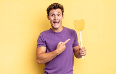 Heyecanlı ve şaşırmış görünüyor. Yana doğru ve yukarı doğru uzayı gösteriyor. Öldürme konsepti