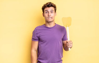 Şaşırmış ve kafası karışmış görünüyor, sinirsel bir hareketle dudağını ısırıyor, sorunun cevabını bilmiyor. Öldürme konsepti